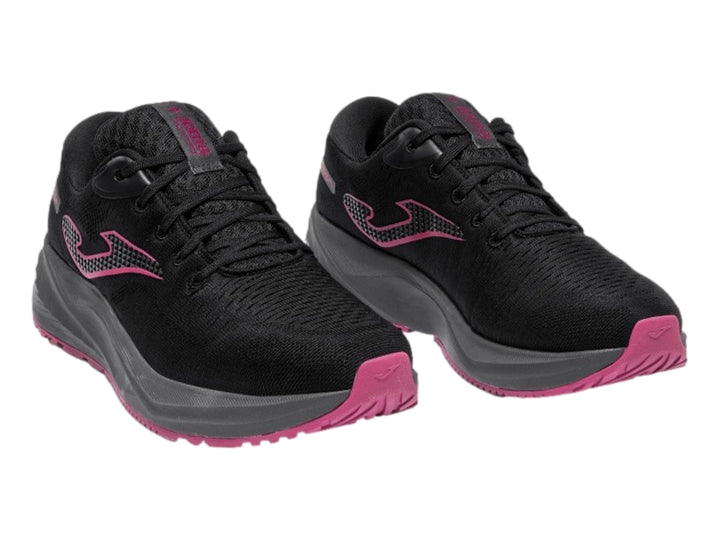 Tenis deportivos Joma Neon color negro con suela gris y detalles en rosa.