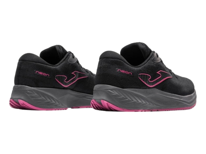 Tenis deportivos Joma Neon color negro con suela gris y detalles en rosa.