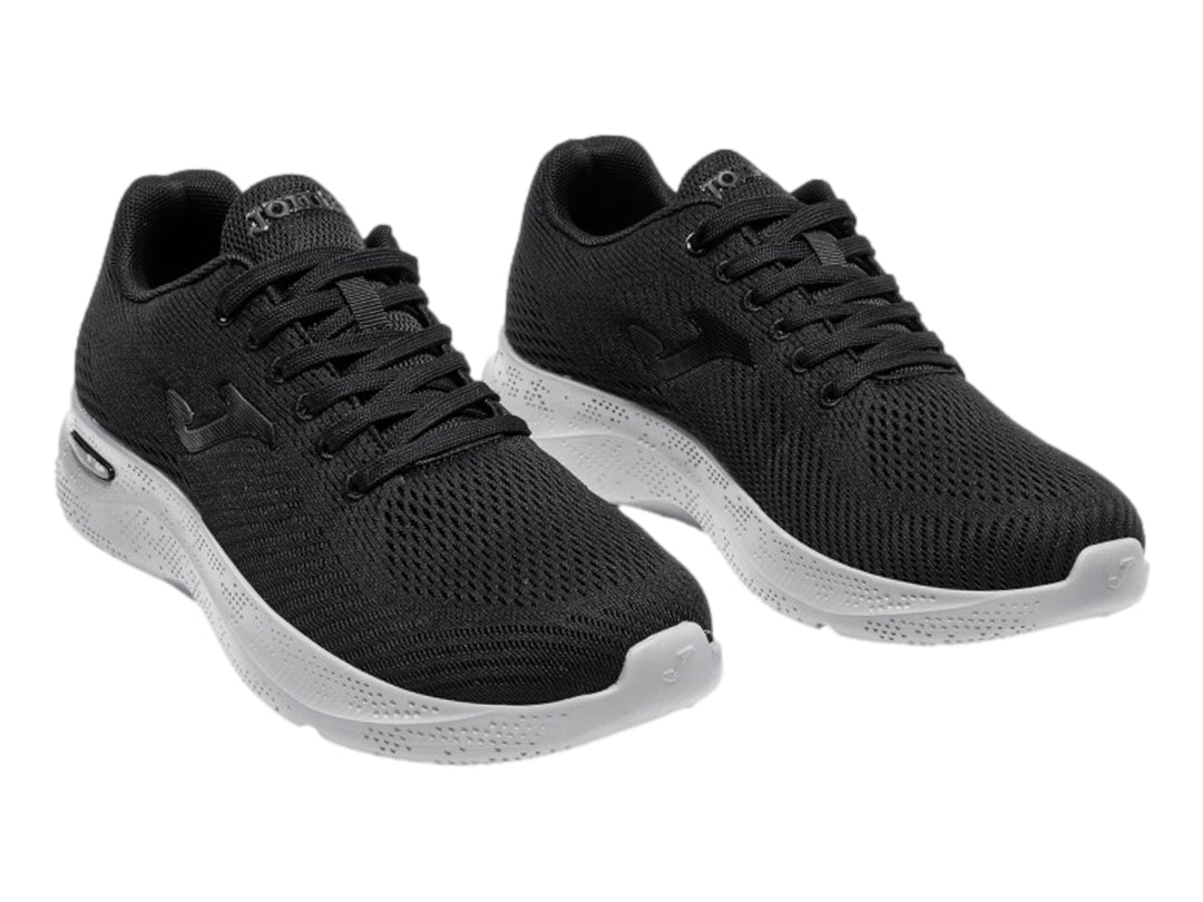 Tenis deportivos Joma Corinto color negro con suela blanca.
