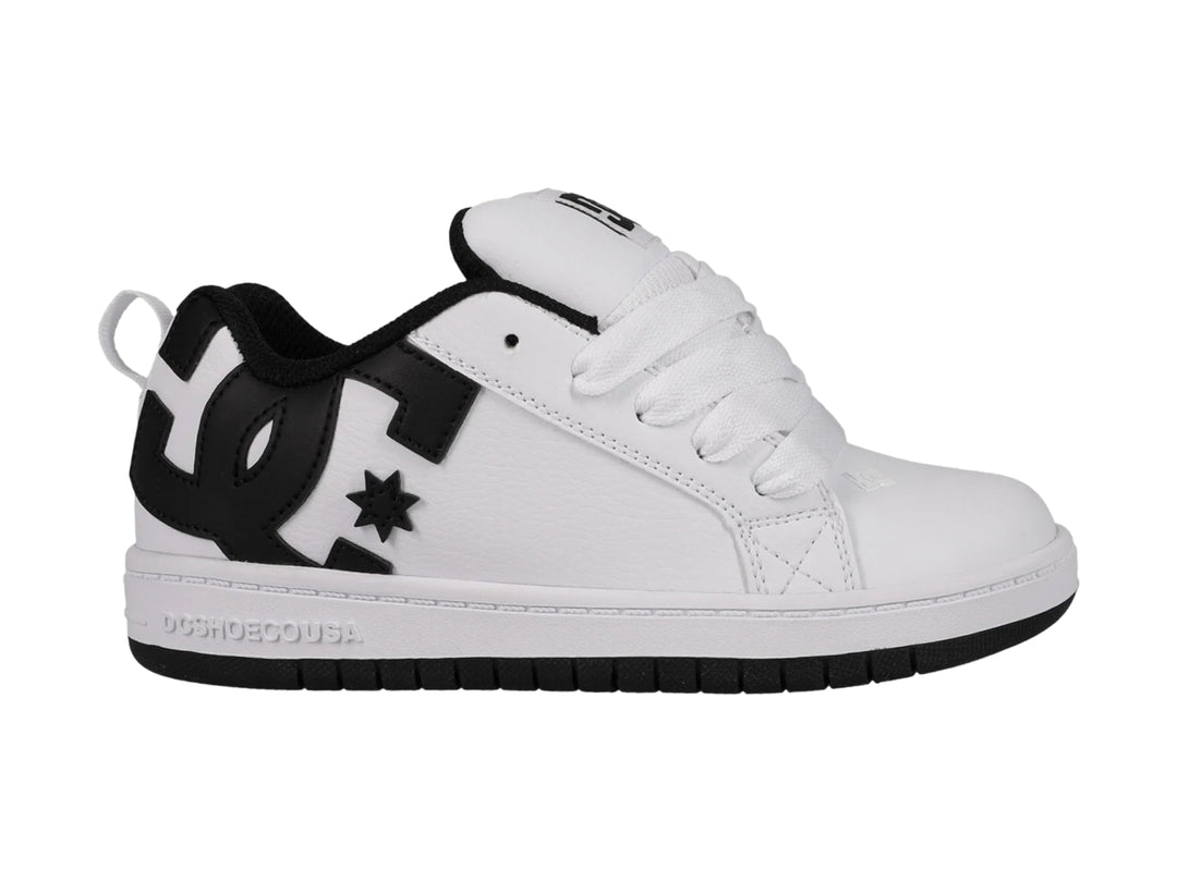 Tenis DC Shoes Court Graffik blancos con detalles y suela negra.