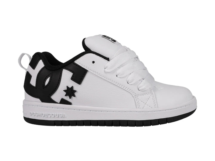 Tenis DC Shoes Court Graffik blancos con detalles y suela negra.