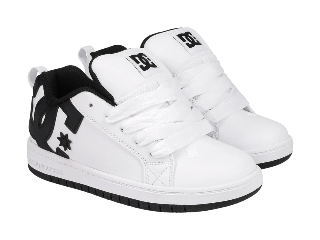 Tenis DC Shoes Court Graffik blancos con detalles y suela negra.