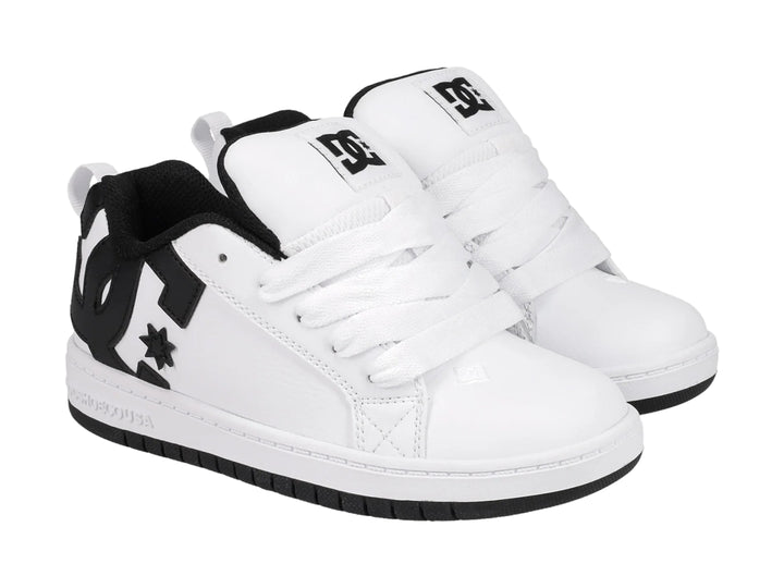 Tenis DC Shoes Court Graffik blancos con detalles y suela negra.