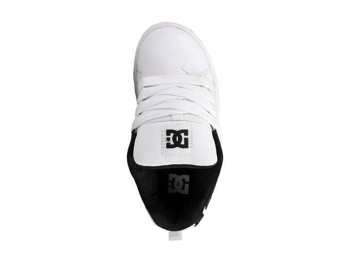 Tenis DC Shoes Court Graffik blancos con detalles y suela negra.