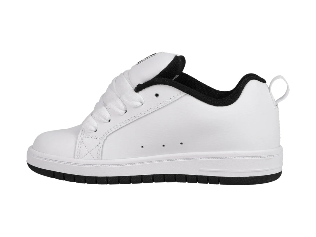 Tenis DC Shoes Court Graffik blancos con detalles y suela negra.