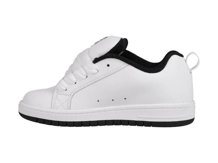 Tenis DC Shoes Court Graffik blancos con detalles y suela negra.