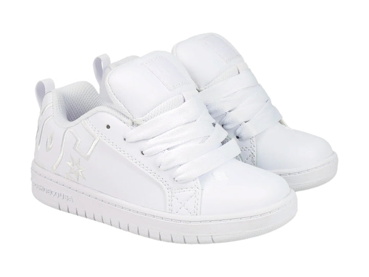 Tenis DC Shoes Court Graffik color blanco total con suela y cordones blancos.