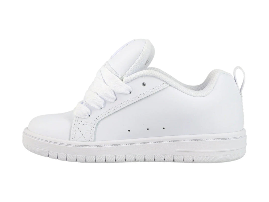 Tenis DC Shoes Court Graffik color blanco total con suela y cordones blancos.