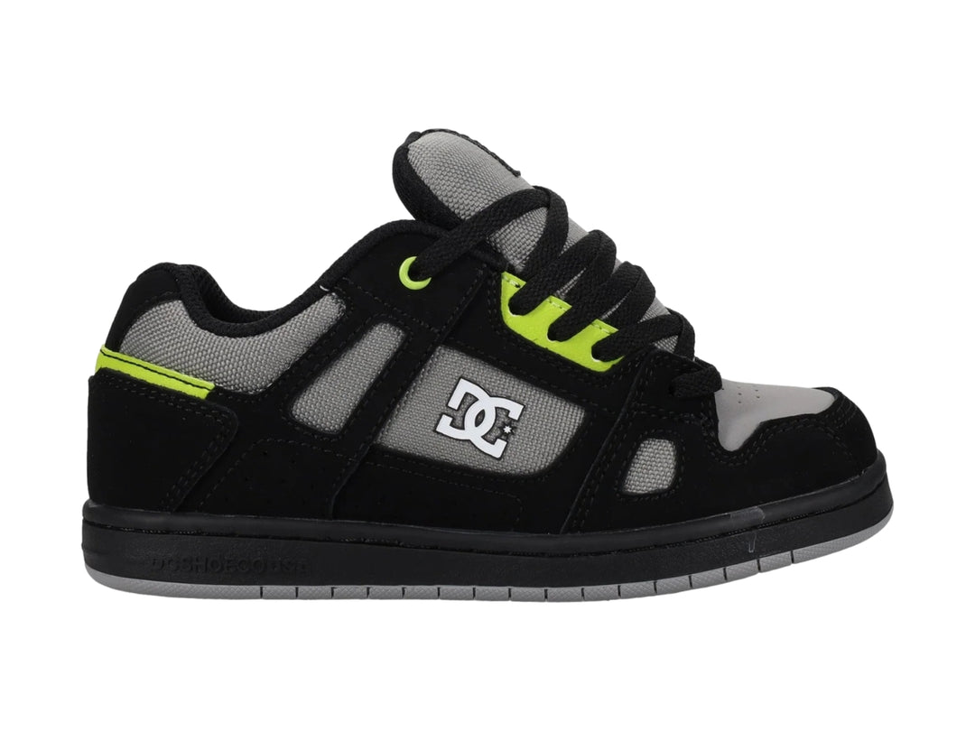 Tenis DC Shoes Stag color negro y gris con detalles en verde lima, vista lateral.