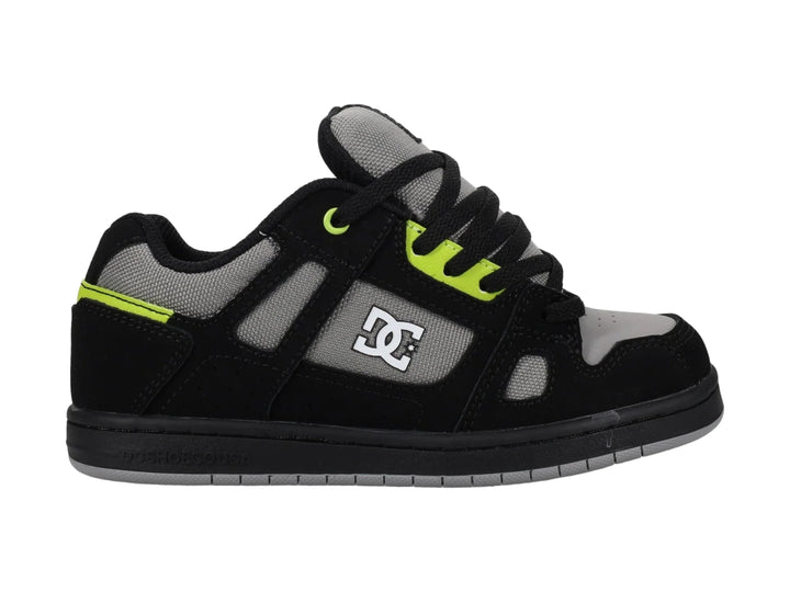 Tenis DC Shoes Stag color negro y gris con detalles en verde lima, vista lateral.