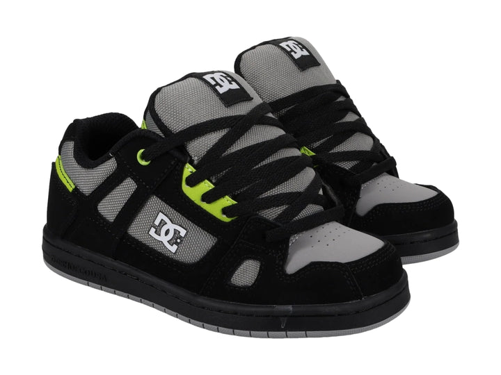 Tenis DC Shoes Stag color negro y gris con detalles en verde lima, vista lateral.