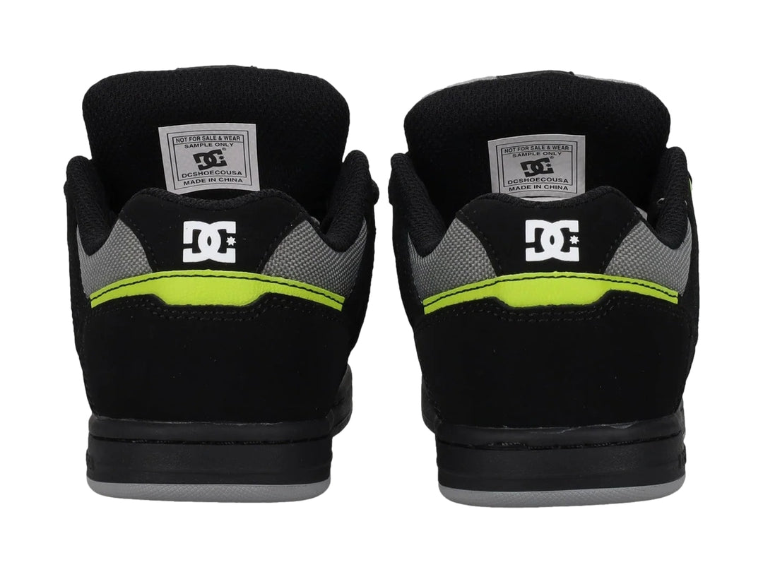 Tenis DC Shoes Stag color negro y gris con detalles en verde lima, vista lateral.