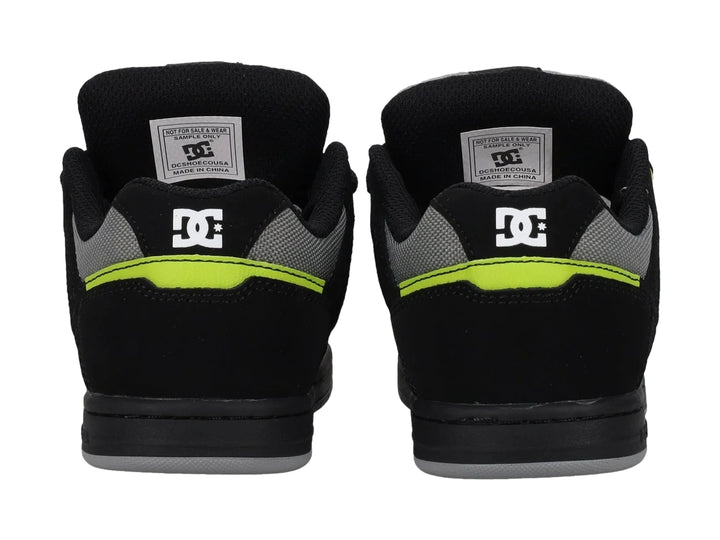 Tenis DC Shoes Stag color negro y gris con detalles en verde lima, vista lateral.