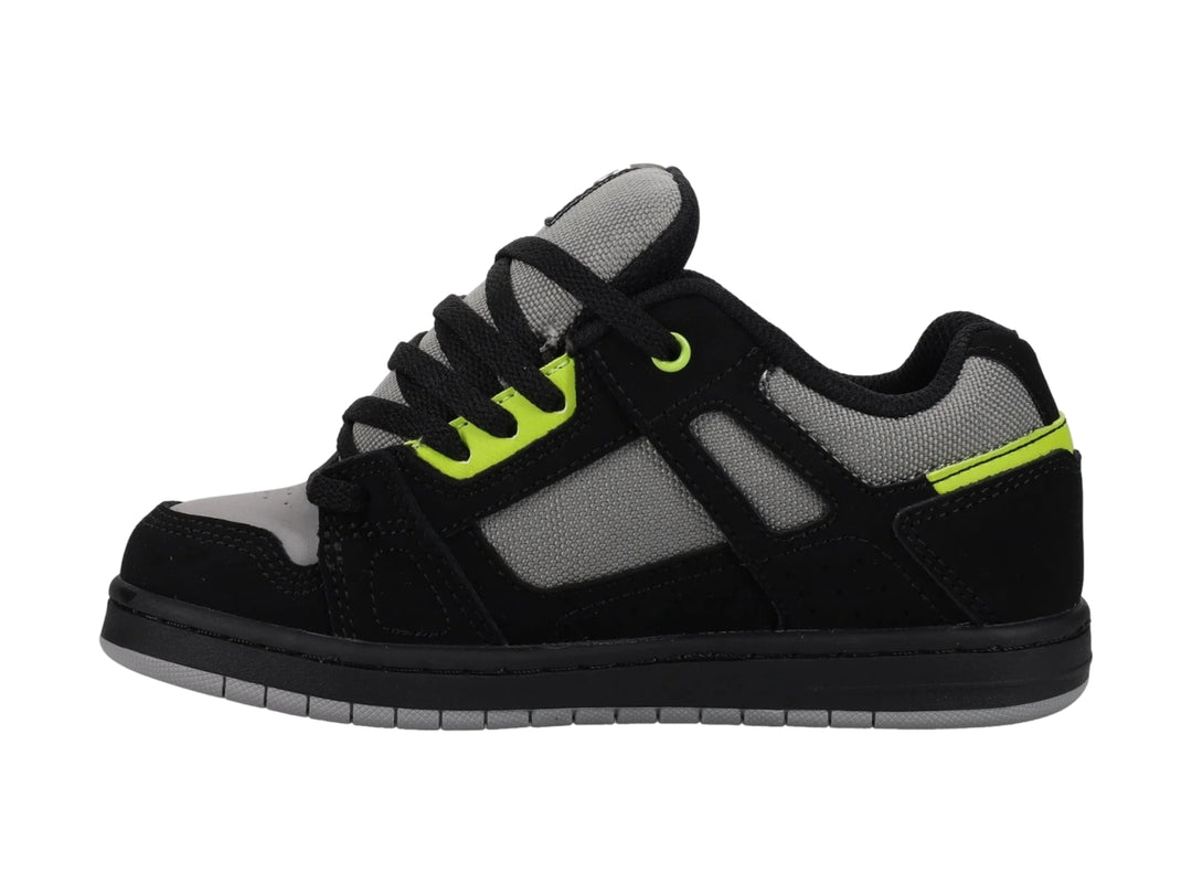 Tenis DC Shoes Stag color negro y gris con detalles en verde lima, vista lateral.