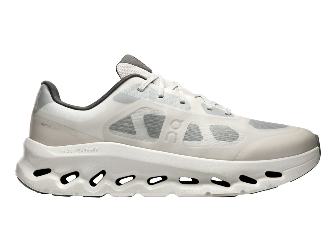 Tenis deportivos On Cloud Cloudtilt Remix en colores ivory y alloy con suela gruesa y diseño moderno.
