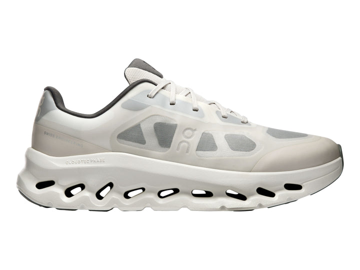 Tenis deportivos On Cloud Cloudtilt Remix en colores ivory y alloy con suela gruesa y diseño moderno.