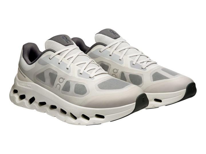 Tenis deportivos On Cloud Cloudtilt Remix en colores ivory y alloy con suela gruesa y diseño moderno.