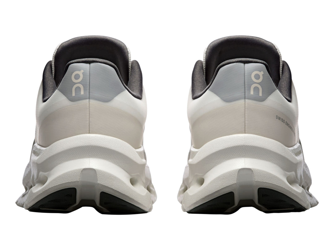 Tenis deportivos On Cloud Cloudtilt Remix en colores ivory y alloy con suela gruesa y diseño moderno.