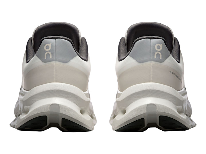 Tenis deportivos On Cloud Cloudtilt Remix en colores ivory y alloy con suela gruesa y diseño moderno.