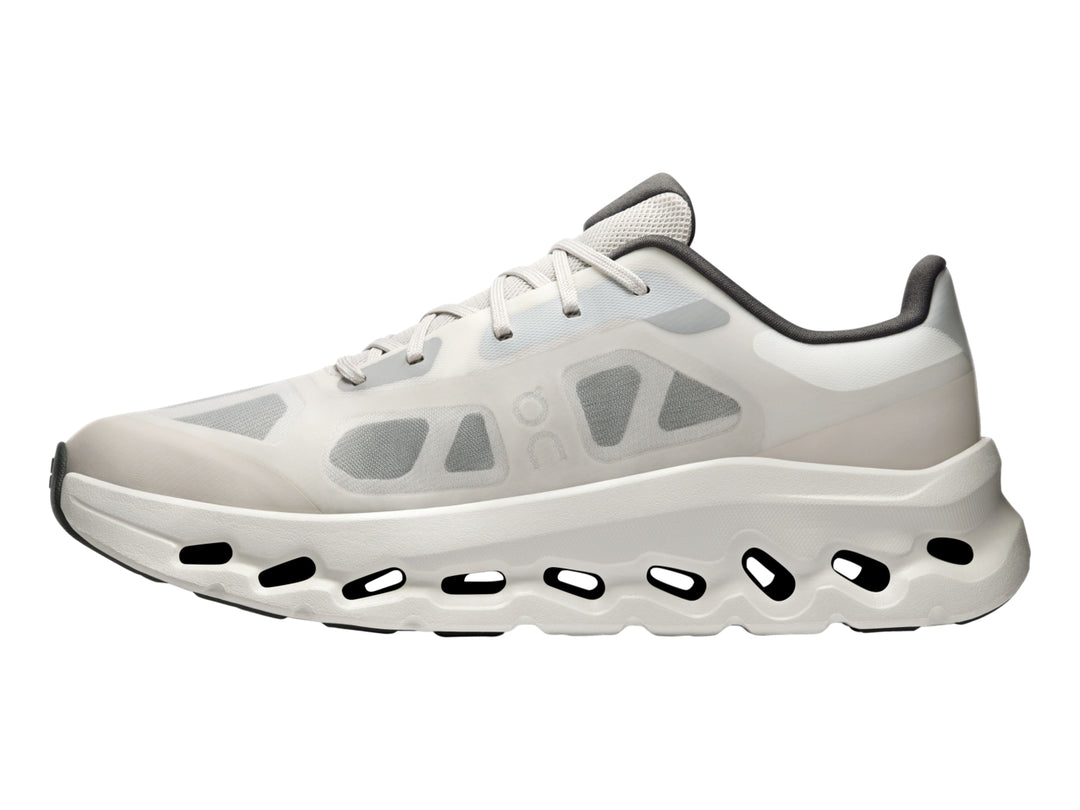 Tenis deportivos On Cloud Cloudtilt Remix en colores ivory y alloy con suela gruesa y diseño moderno.