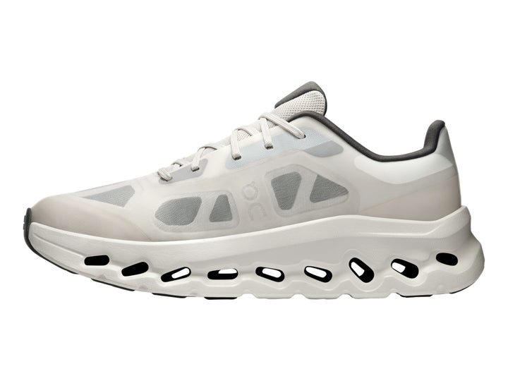 Tenis deportivos On Cloud Cloudtilt Remix en colores ivory y alloy con suela gruesa y diseño moderno.