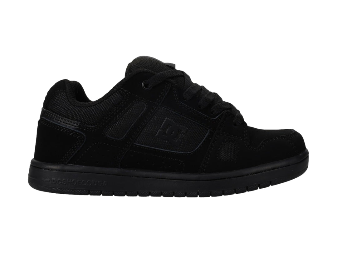 Tenis DC Shoes Stag en color negro total, vista lateral.
