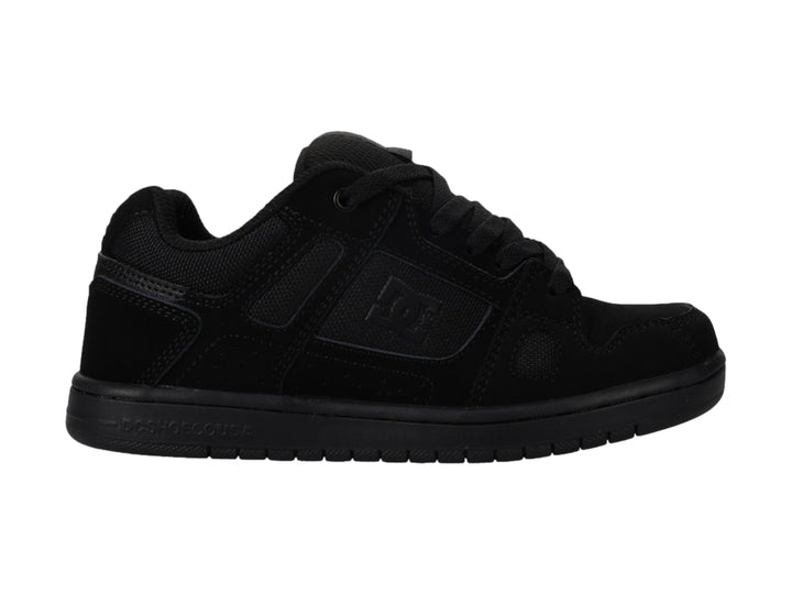 Tenis DC Shoes Stag en color negro total, vista lateral.
