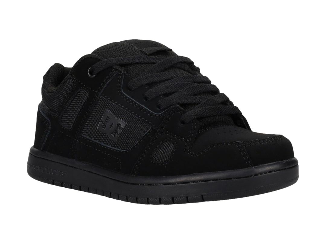 Tenis DC Shoes Stag en color negro total, vista lateral.