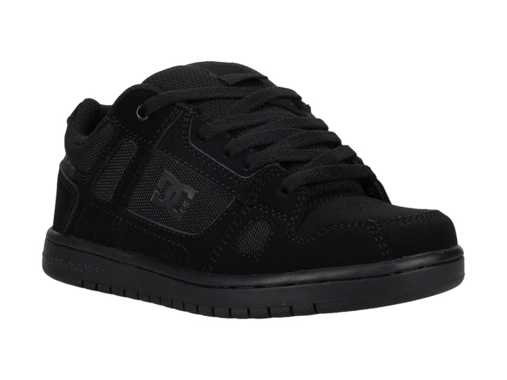 Tenis DC Shoes Stag en color negro total, vista lateral.