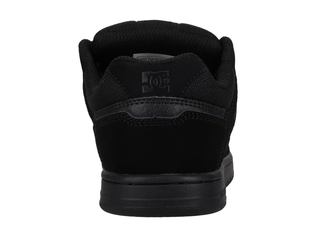 Tenis DC Shoes Stag en color negro total, vista lateral.