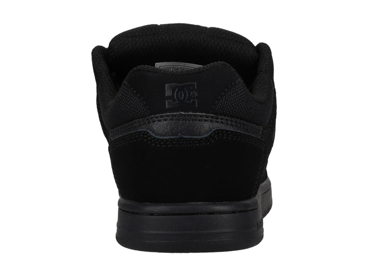 Tenis DC Shoes Stag en color negro total, vista lateral.
