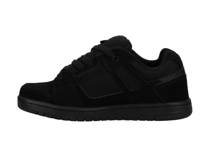 Tenis DC Shoes Stag en color negro total, vista lateral.