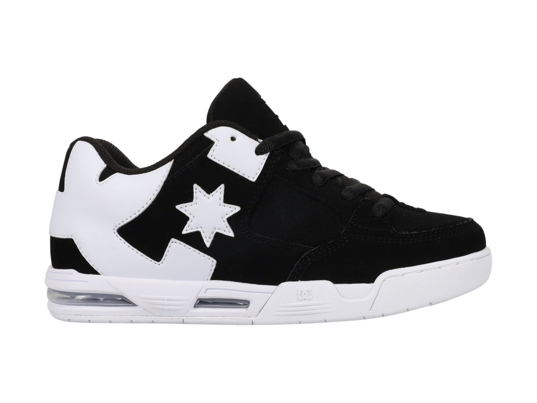 Tenis DC Shoes DC Command color negro con detalles y suela blanca.
