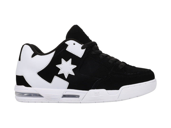 Tenis DC Shoes DC Command color negro con detalles y suela blanca.