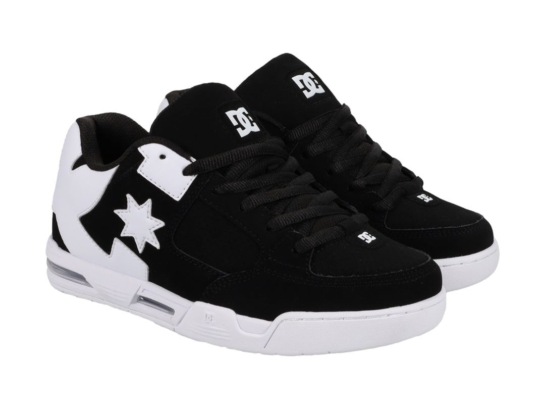 Tenis DC Shoes DC Command color negro con detalles y suela blanca.