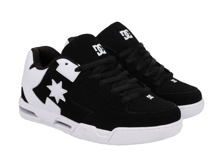 Tenis DC Shoes DC Command color negro con detalles y suela blanca.