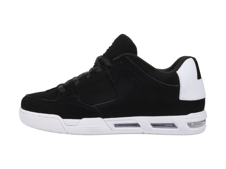 Tenis DC Shoes DC Command color negro con detalles y suela blanca.