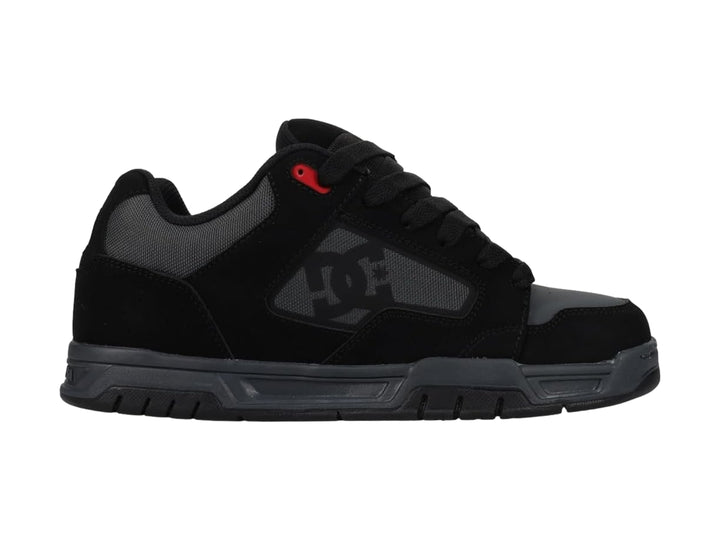 Tenis DC Shoes modelo Coiler en color negro y gris con un detalle rojo, vista lateral sobre fondo blanco.