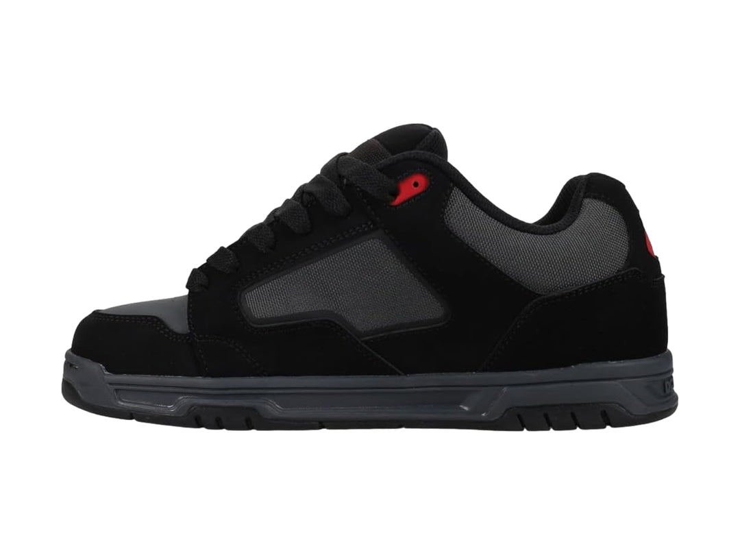 Tenis DC Shoes modelo Coiler en color negro y gris con un detalle rojo, vista lateral sobre fondo blanco.