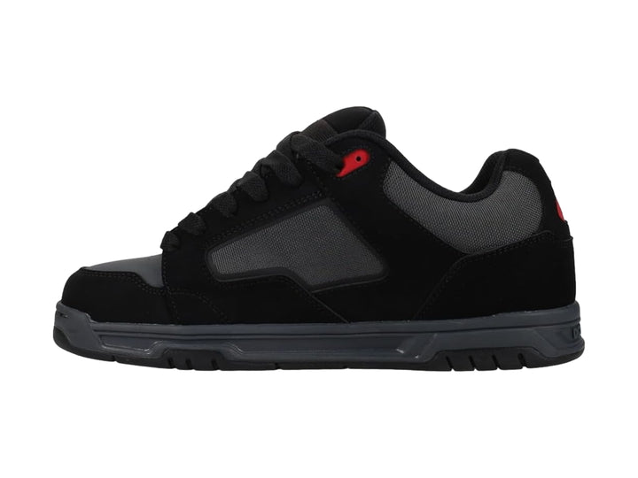 Tenis DC Shoes modelo Coiler en color negro y gris con un detalle rojo, vista lateral sobre fondo blanco.