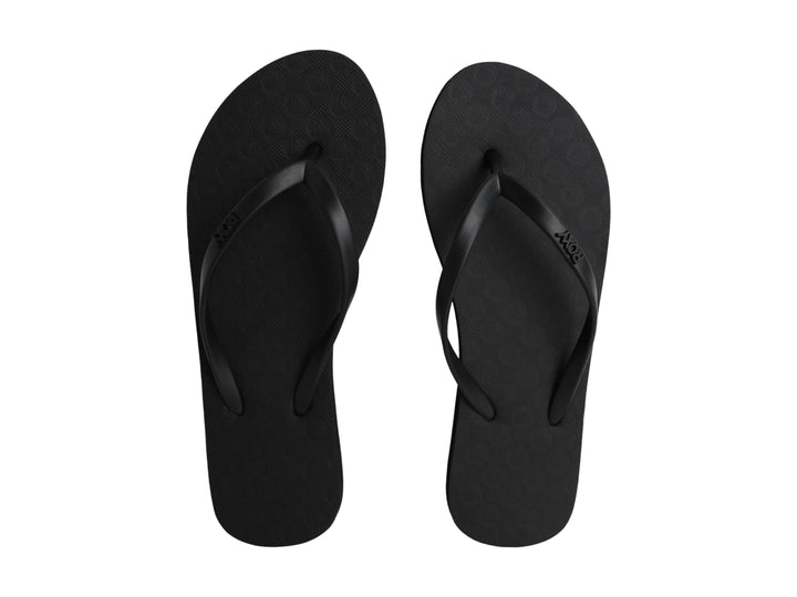 Sandalia de dedo color negro marca Roxy con suela texturizada.