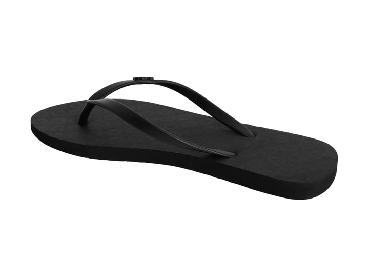 Sandalia de dedo color negro marca Roxy con suela texturizada.