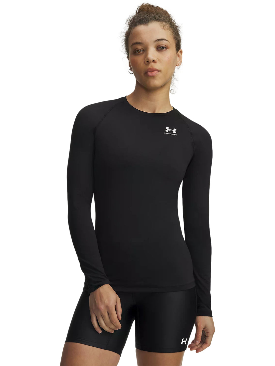 Mujer vistiendo playera deportiva negra de manga larga Under Armour HeatGear.