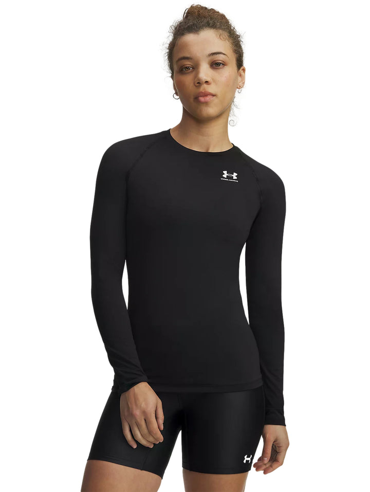 Mujer vistiendo playera deportiva negra de manga larga Under Armour HeatGear.