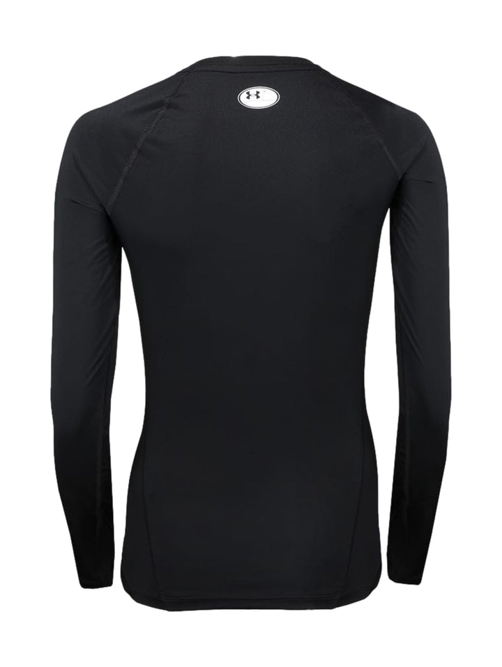 Mujer vistiendo playera deportiva negra de manga larga Under Armour HeatGear.