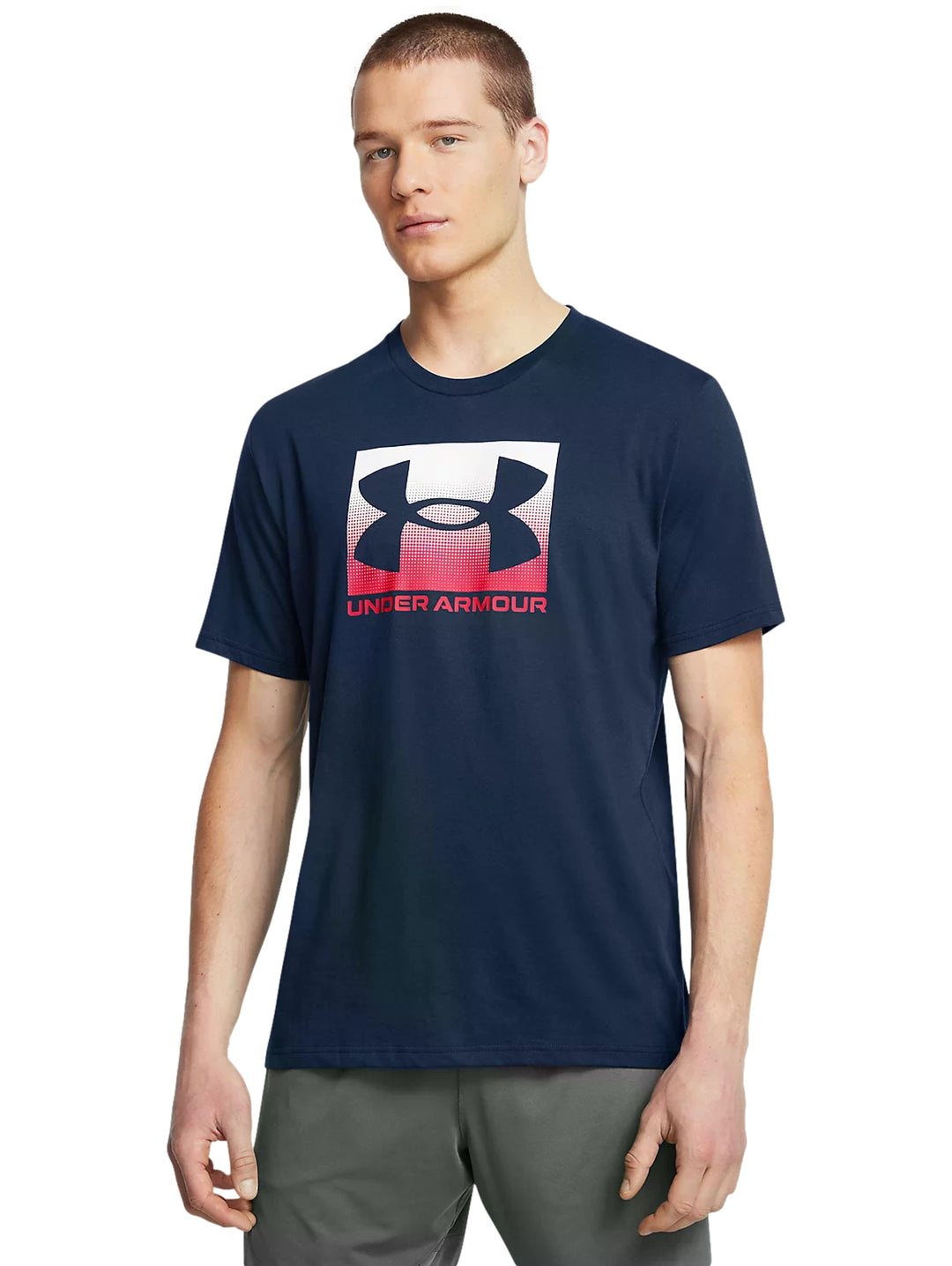 Hombre vistiendo playera deportiva Under Armour color azul marino con logotipo frontal en blanco y rojo.