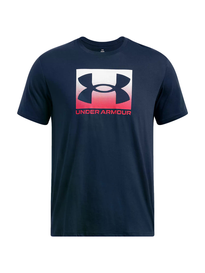 Hombre vistiendo playera deportiva Under Armour color azul marino con logotipo frontal en blanco y rojo.
