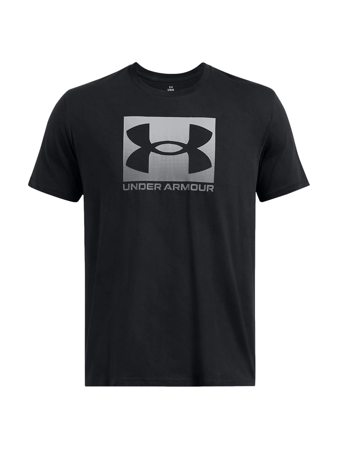 Hombre vistiendo playera deportiva negra de manga corta con logotipo de Under Armour en color gris en el pecho.