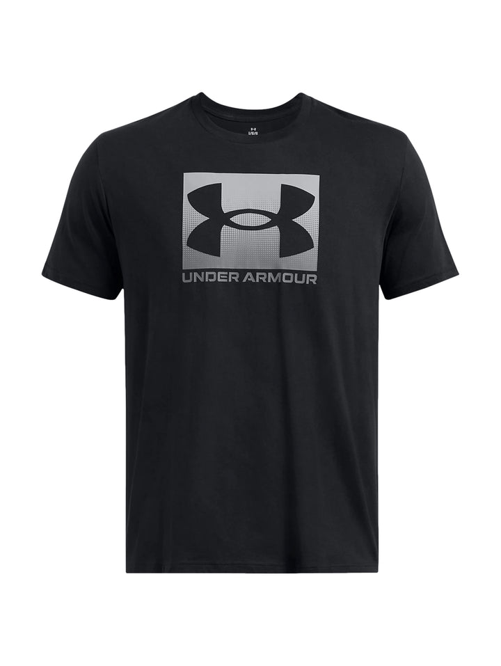 Hombre vistiendo playera deportiva negra de manga corta con logotipo de Under Armour en color gris en el pecho.