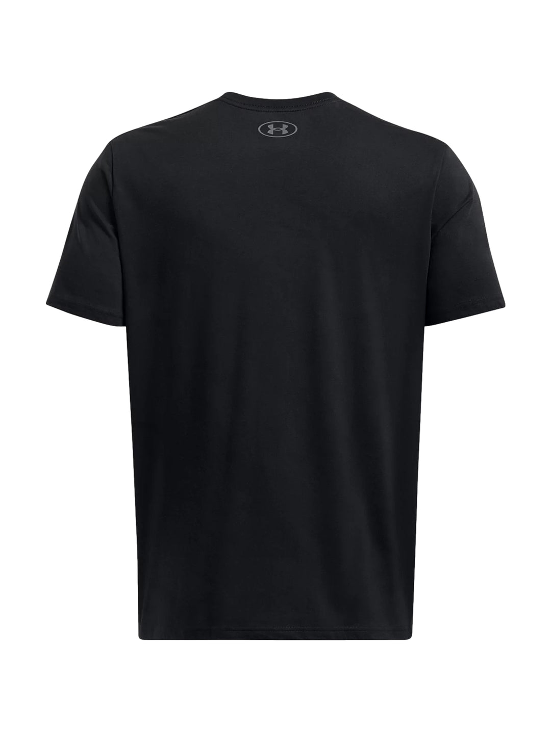 Hombre vistiendo playera deportiva negra de manga corta con logotipo de Under Armour en color gris en el pecho.